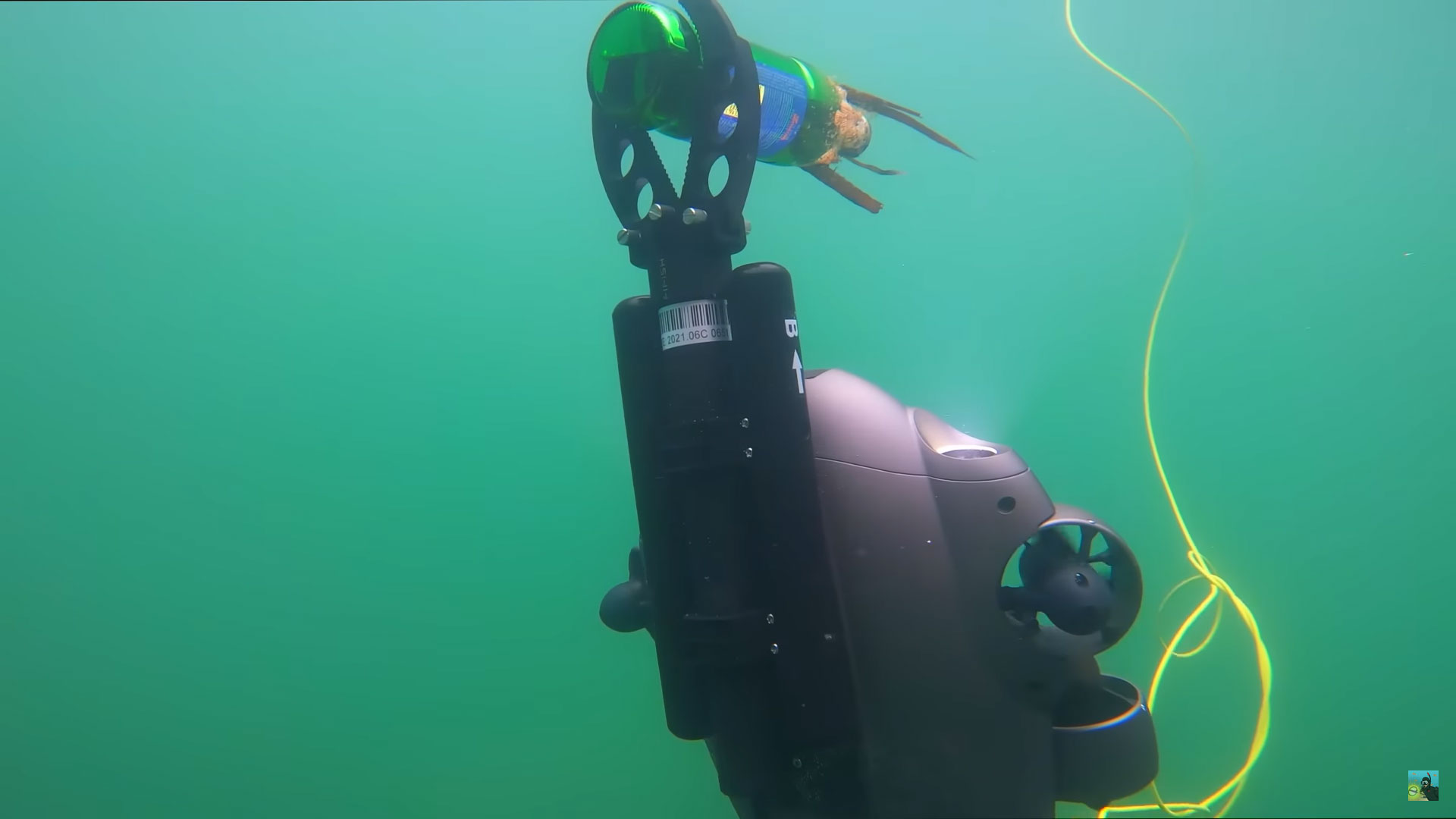 underwater-drone-claw-cleaning-ocean-plastic-bottles.jpg